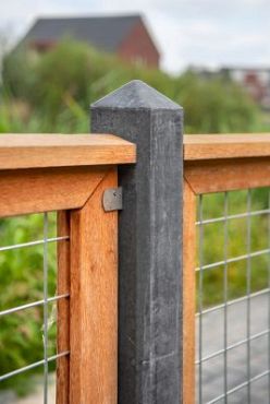 Hardhout betonijzertrellis 180 x 180 cm, met maas 7,5 x 7,5 cm, in raamwerk 4,4 x 6,8 cm