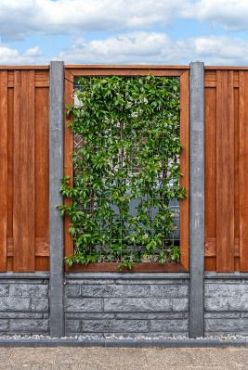Hardhout betonijzertrellis 90 x 180 cm, met maas 7,5 x 7,5 cm, in raamwerk 4,4 x 6,8 cm