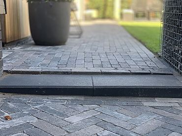 Traptrede 60x30x15 cm indus black kleurecht met facet ( Verpakt op WW pallet)