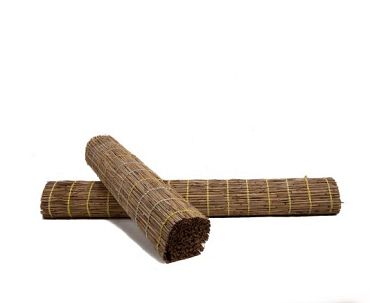 Rietrol 1,5cm dik - 50 x 200 cm - met geel polproptouw gevlochten, meerdere stengels per steek gebo