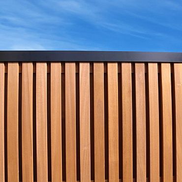 Aluminium afdekkap met sponning (5,1 cm) 4,5 x 6,1 x 179,5 cm, zwart RAL 9005.
