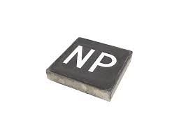 Betontegel-verkeerstegel 30x30x6 cm met opdruk NP ( niet parkeren)